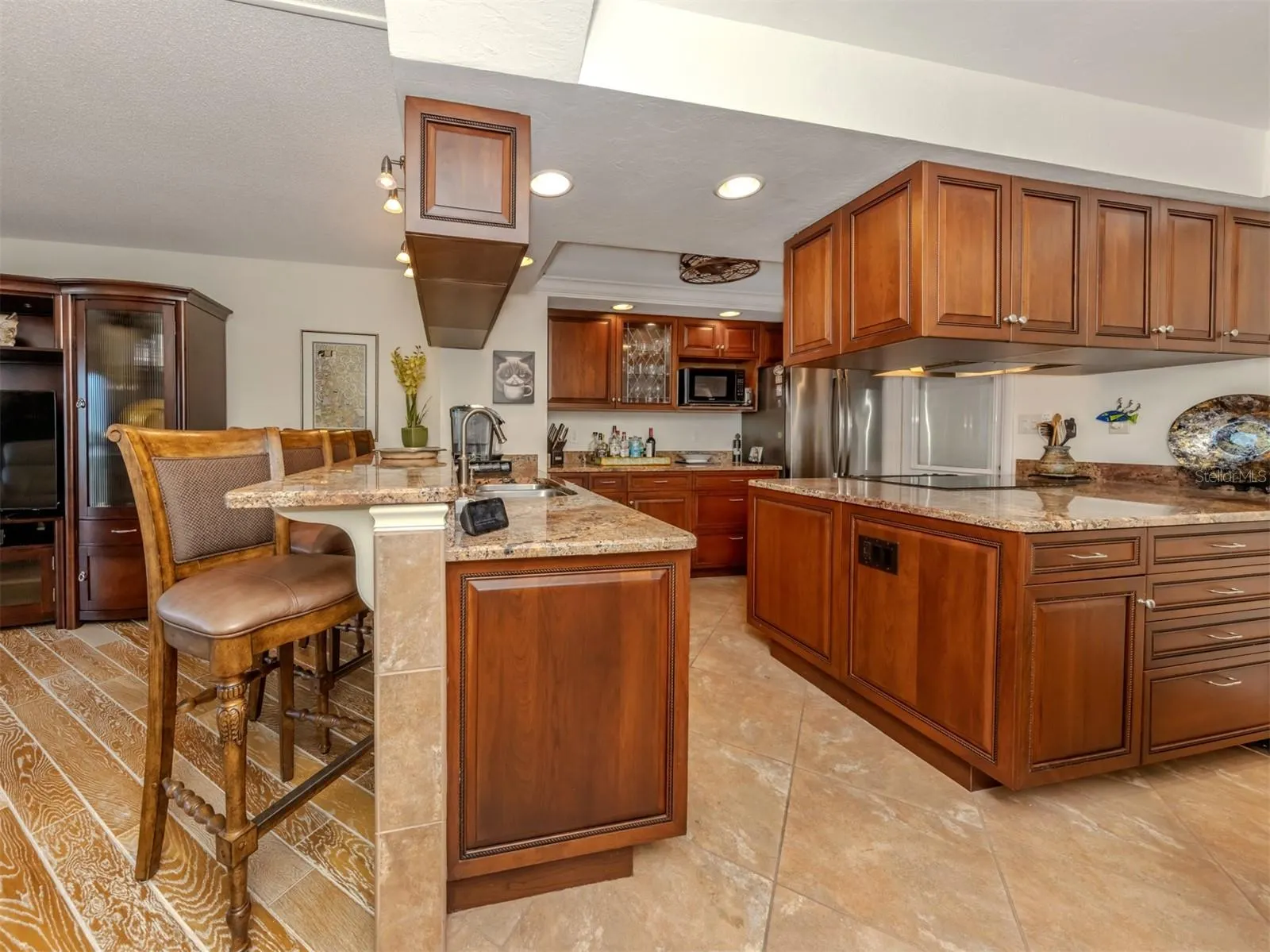 1150 TARPON CENTER DR #608 (6-H), #608 (6-H)