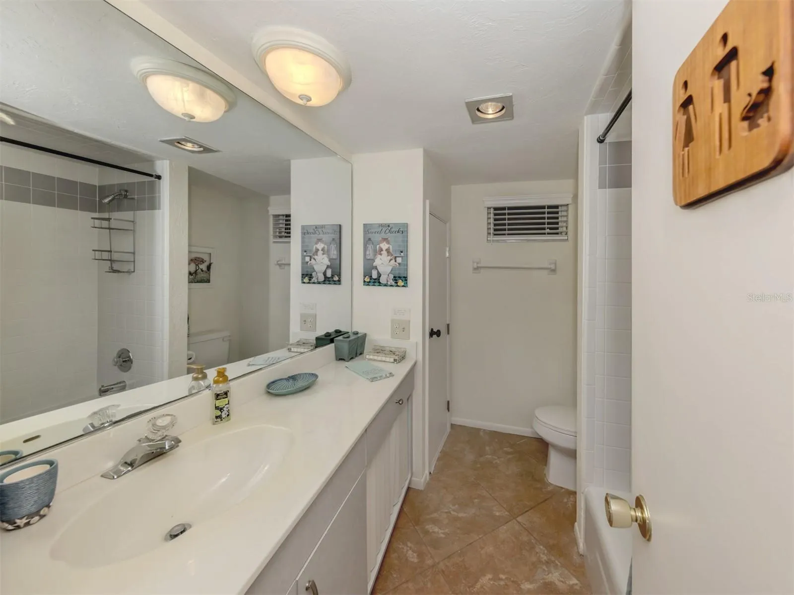 1150 TARPON CENTER DR #608 (6-H), #608 (6-H)