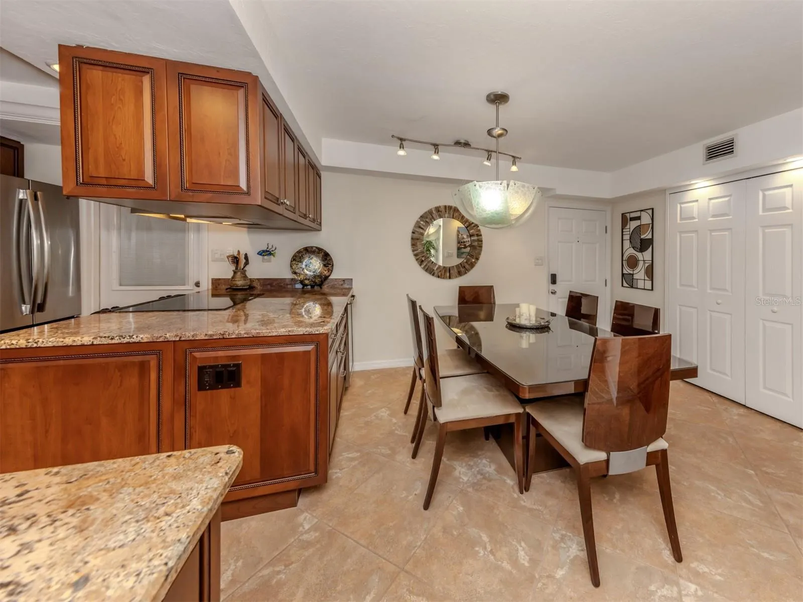 1150 TARPON CENTER DR #608 (6-H), #608 (6-H)