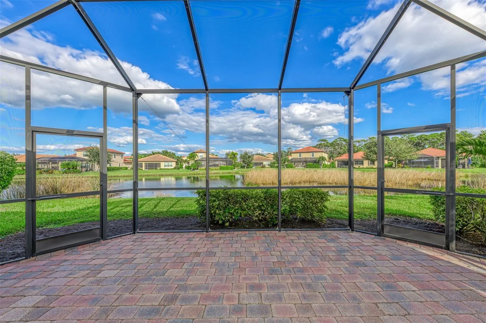 1050 BLUFFWOOD DR