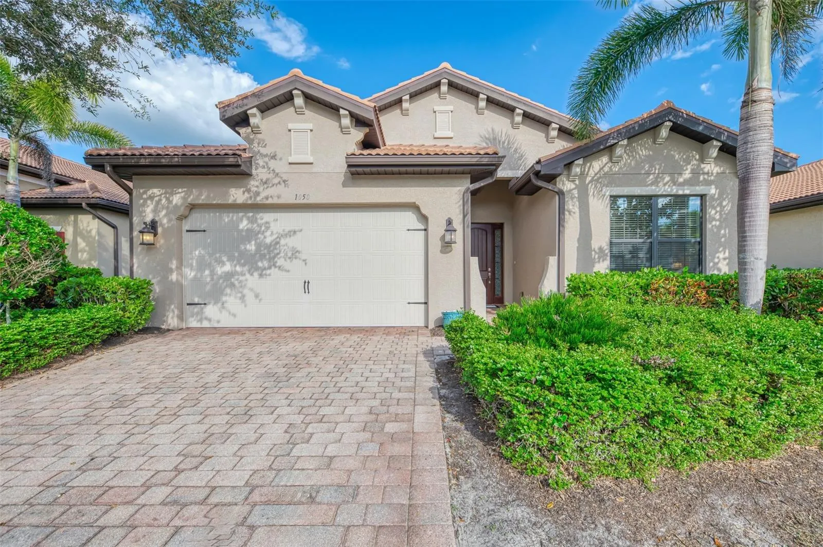 1050 BLUFFWOOD DR