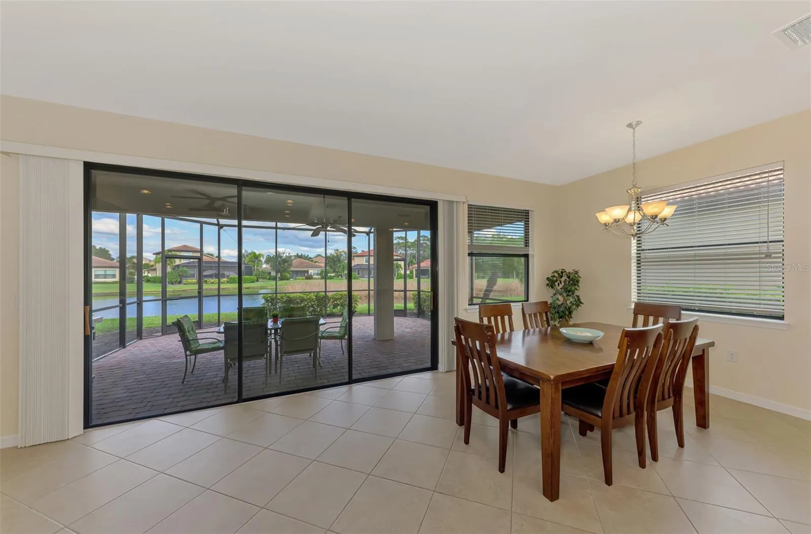 1050 BLUFFWOOD DR
