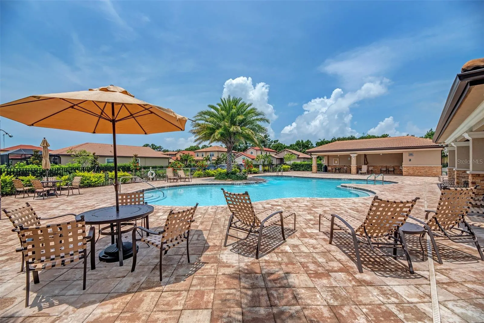 1050 BLUFFWOOD DR