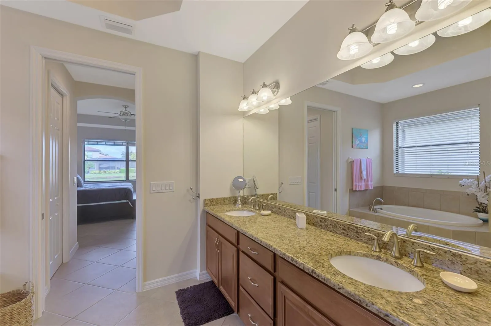 1050 BLUFFWOOD DR