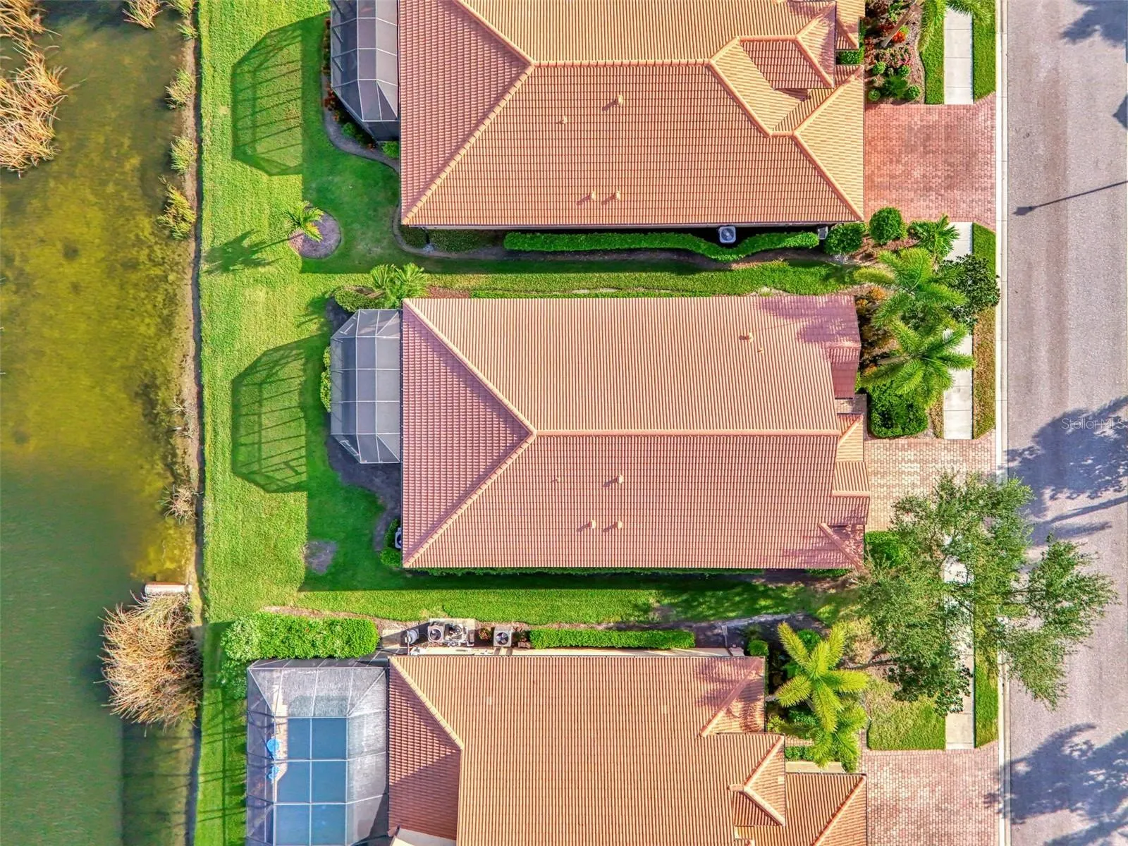1050 BLUFFWOOD DR