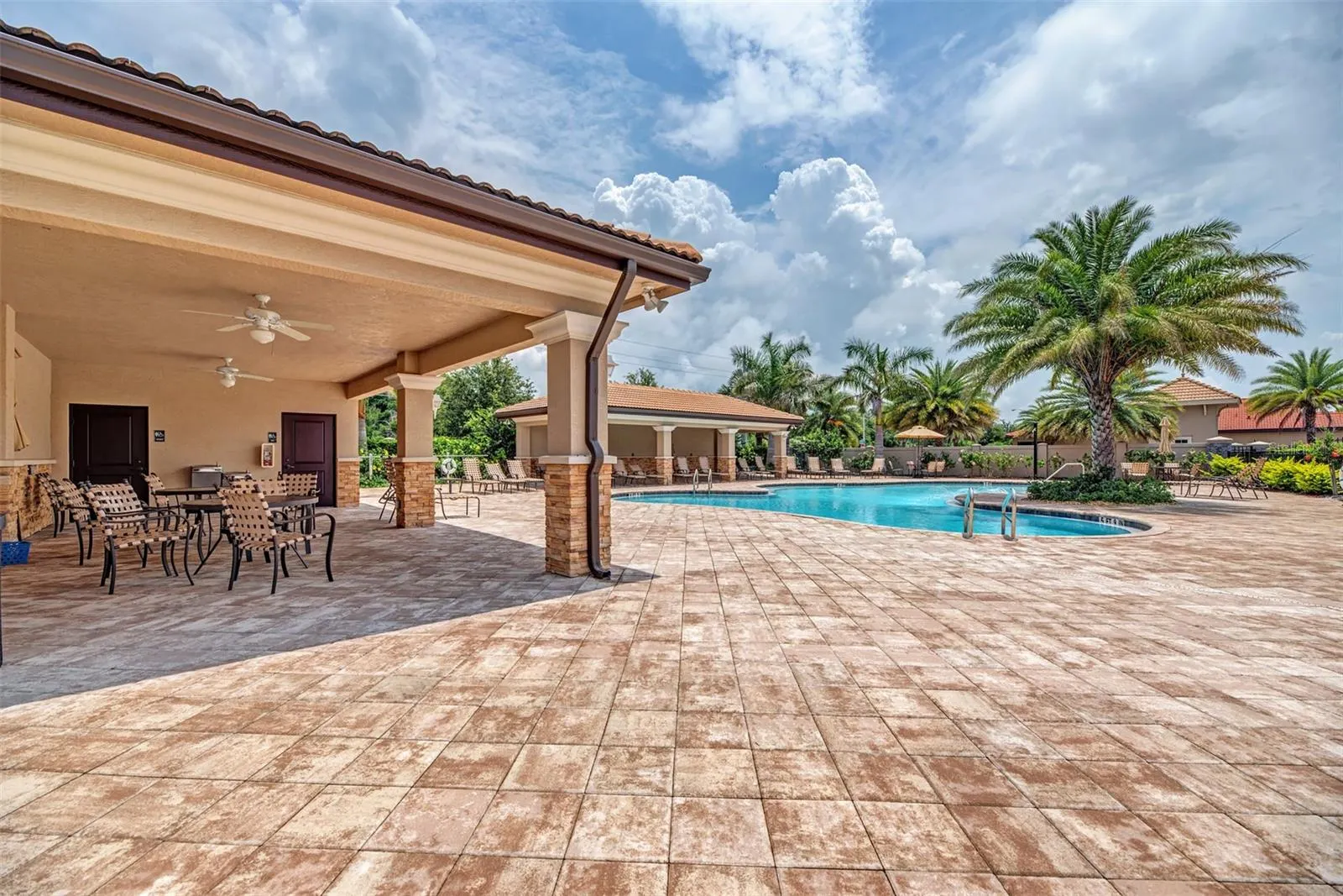 1050 BLUFFWOOD DR