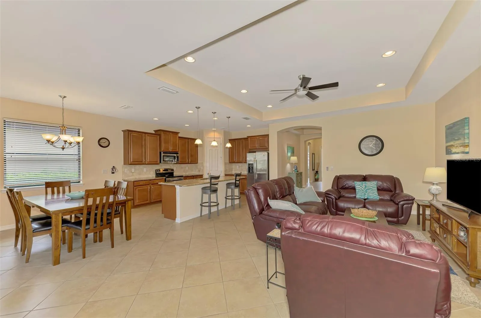 1050 BLUFFWOOD DR