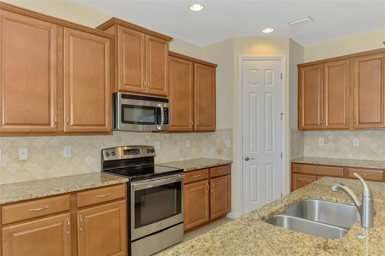 1050 BLUFFWOOD DR