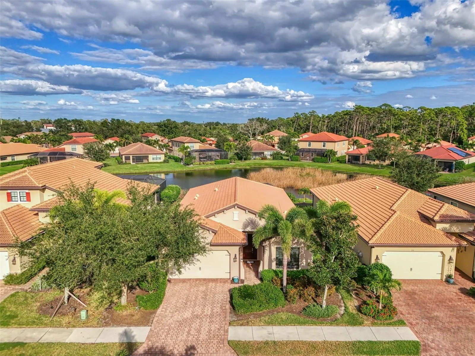 1050 BLUFFWOOD DR