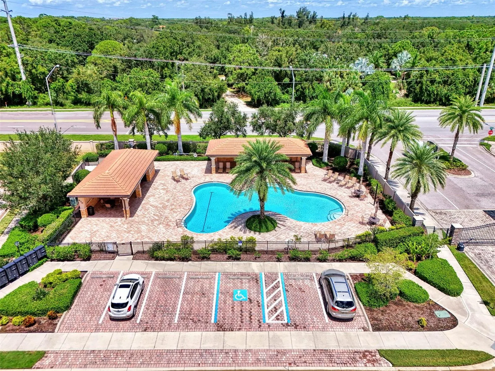 1050 BLUFFWOOD DR