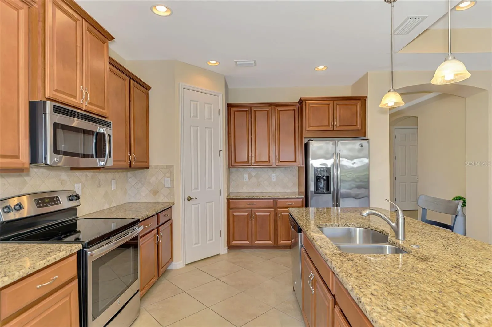 1050 BLUFFWOOD DR