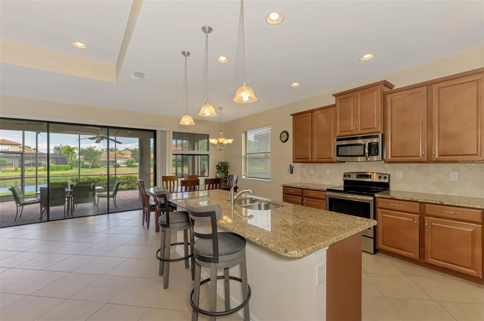1050 BLUFFWOOD DR