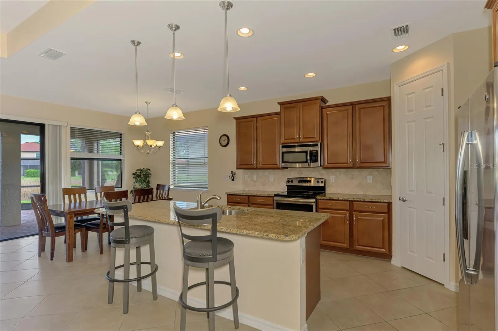 1050 BLUFFWOOD DR