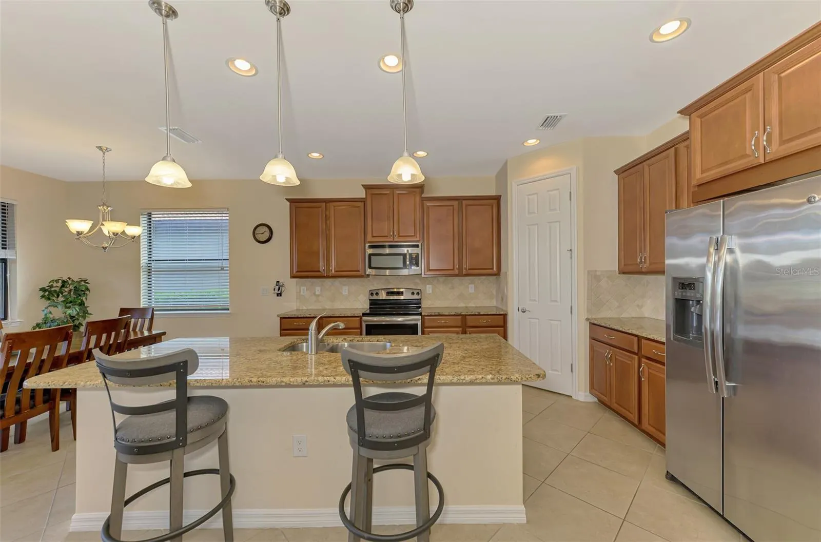 1050 BLUFFWOOD DR