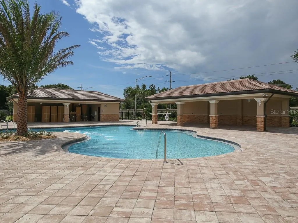 1050 BLUFFWOOD DR