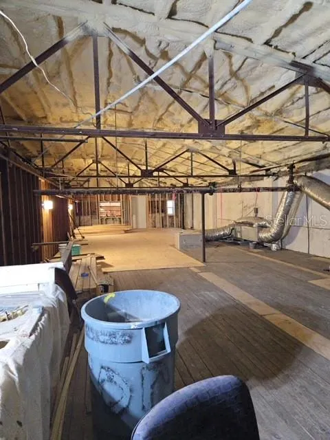 215 W OAK ST