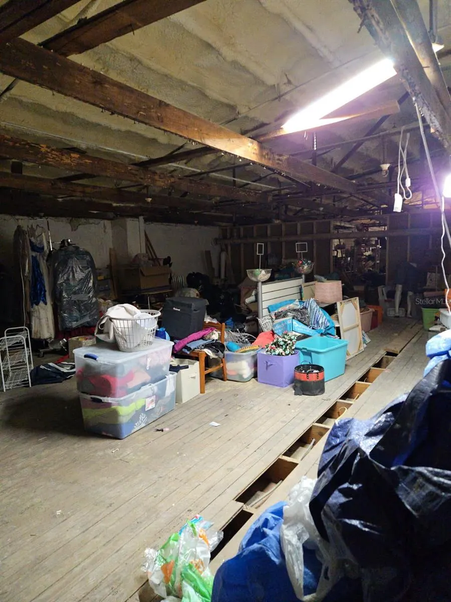 215 W OAK ST