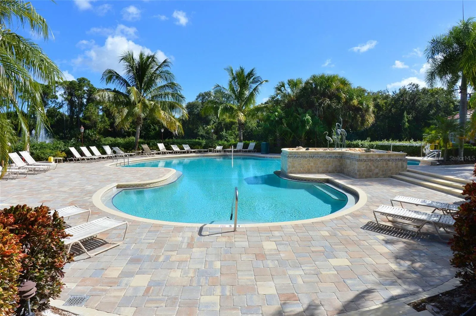 692 EGRET WALK LN
