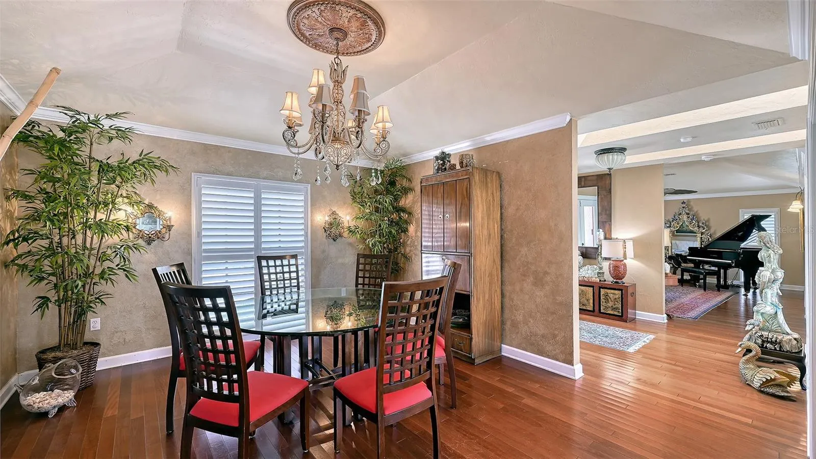 1109 DELACROIX CIR