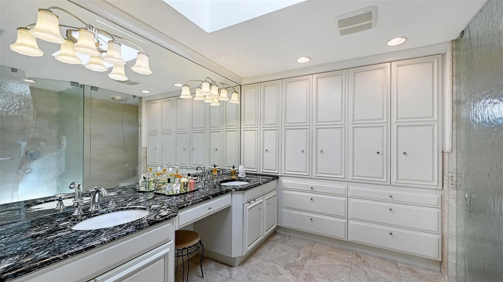 1109 DELACROIX CIR