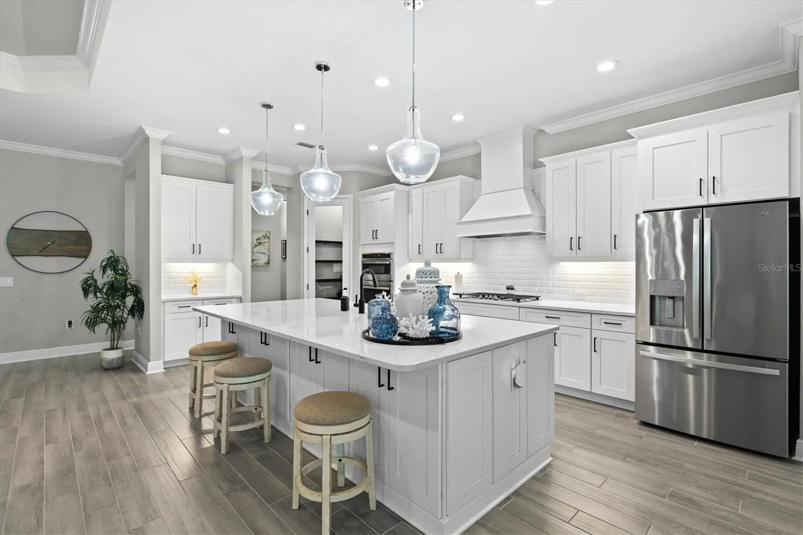 21221 HOLMES CIR