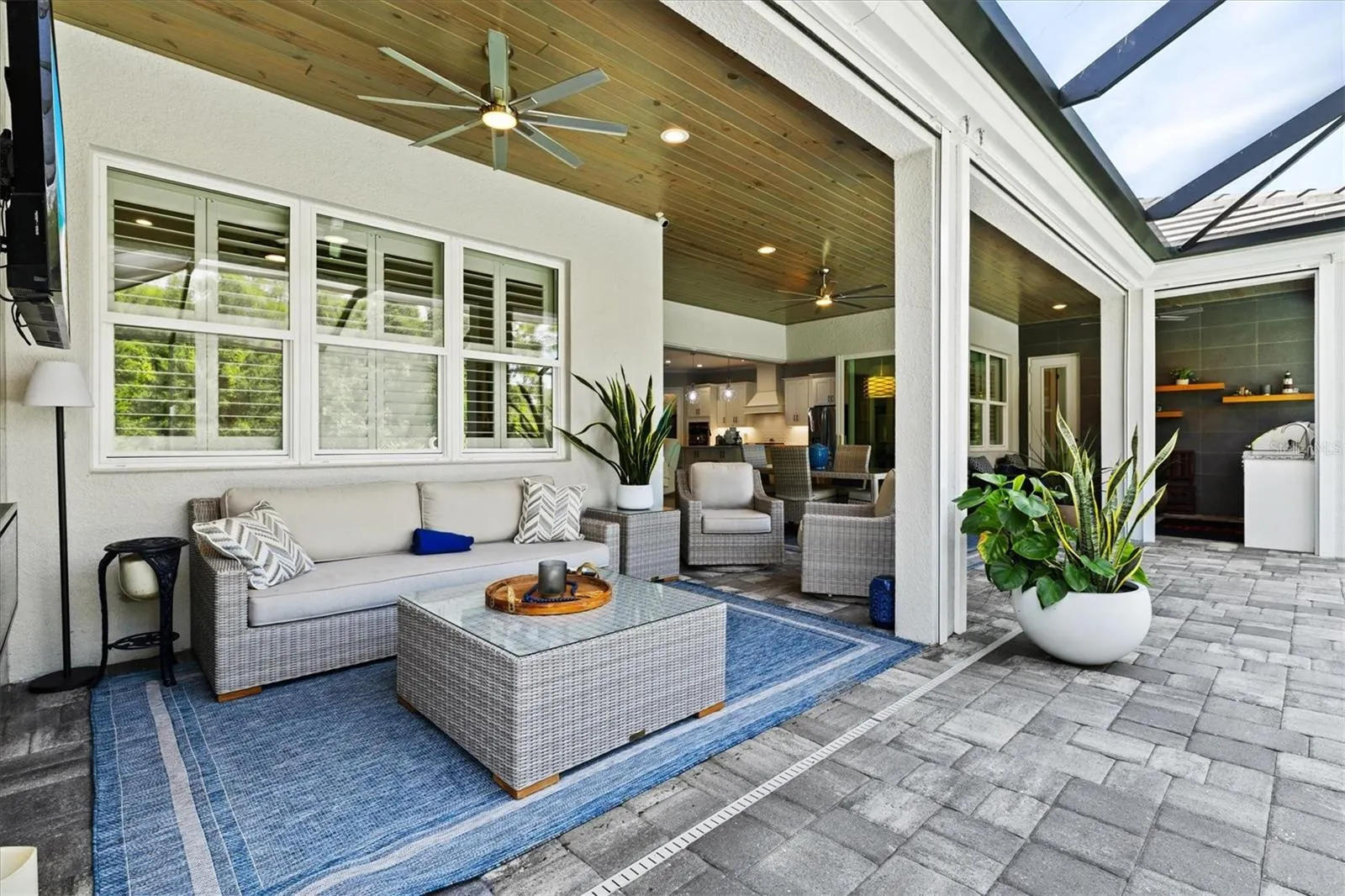 21221 HOLMES CIR