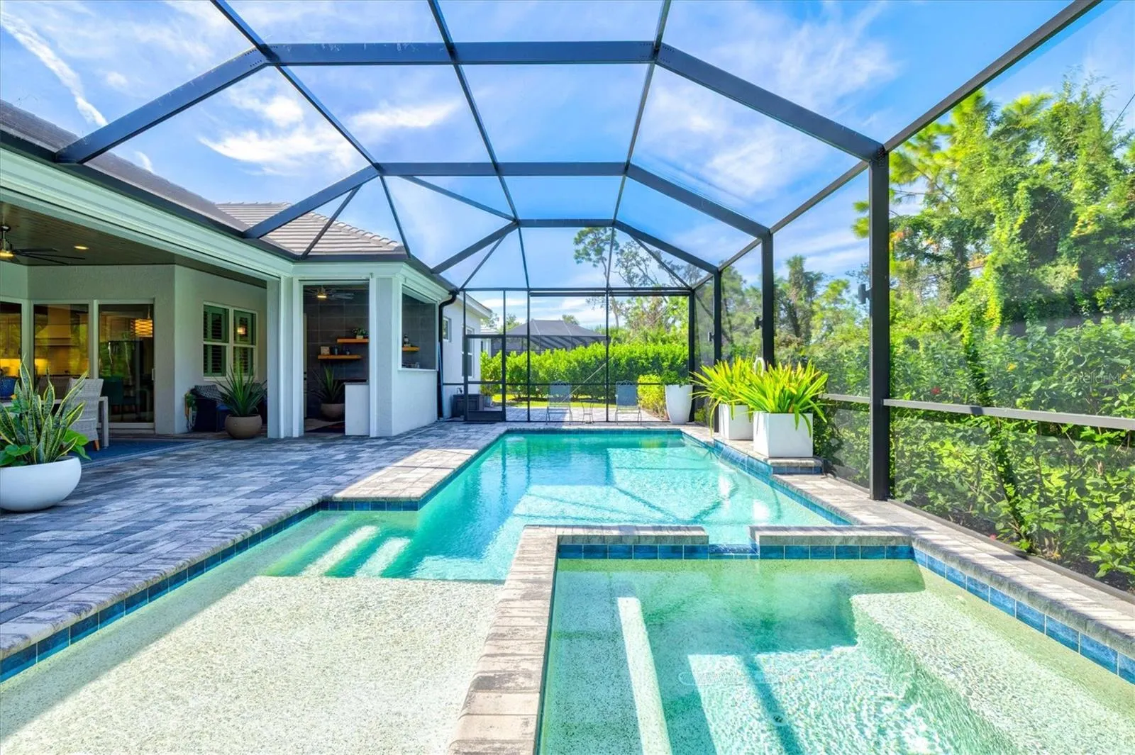 21221 HOLMES CIR