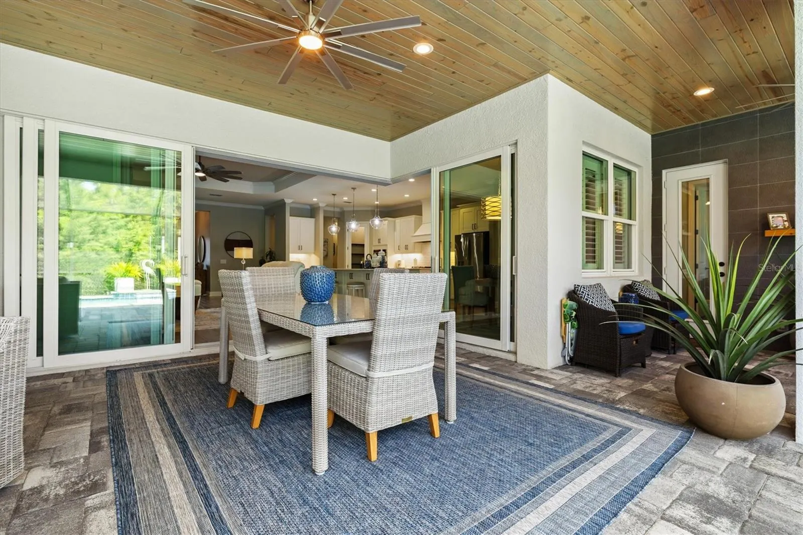 21221 HOLMES CIR