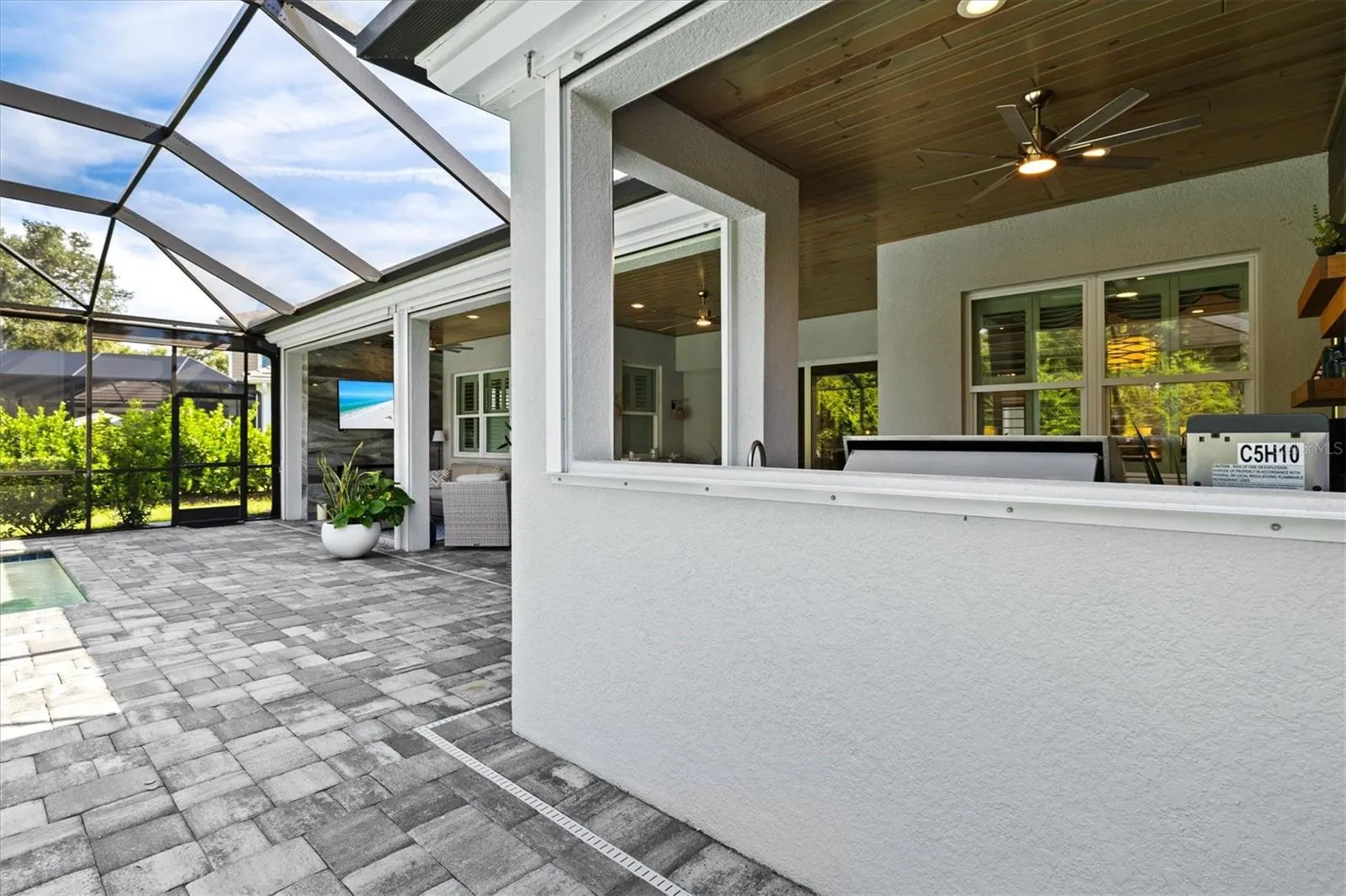 21221 HOLMES CIR