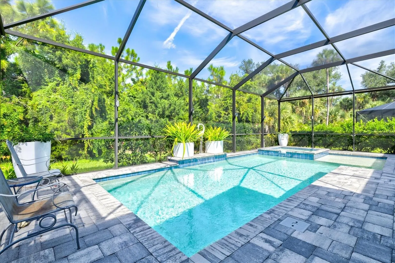 21221 HOLMES CIR