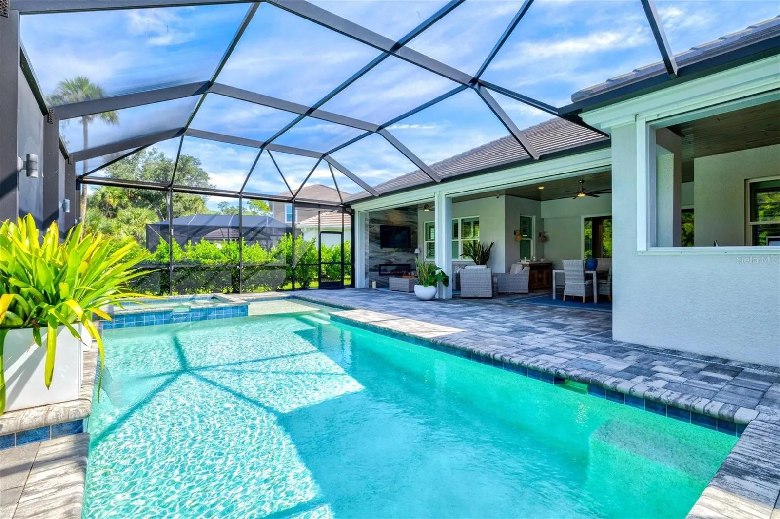 21221 HOLMES CIR