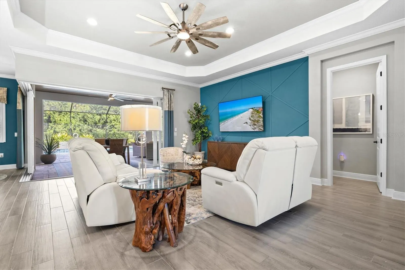 21221 HOLMES CIR