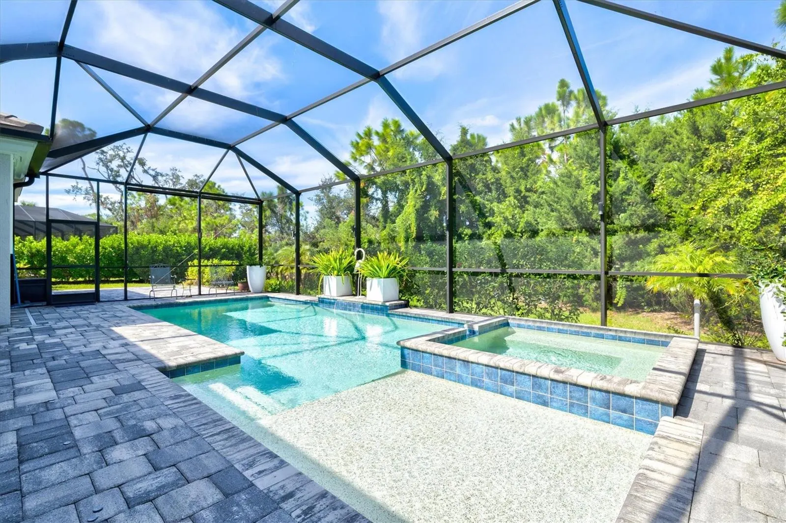 21221 HOLMES CIR