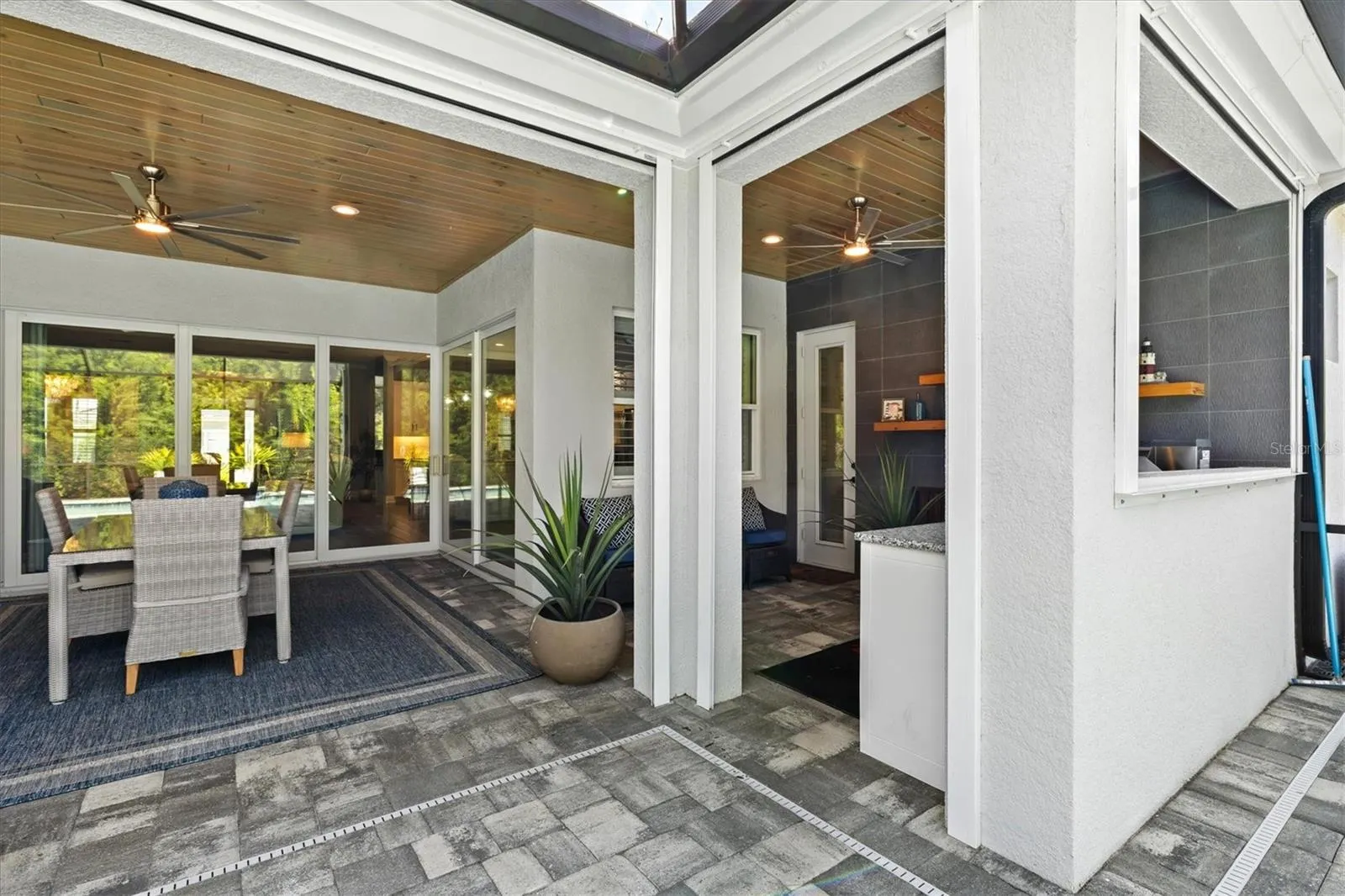 21221 HOLMES CIR