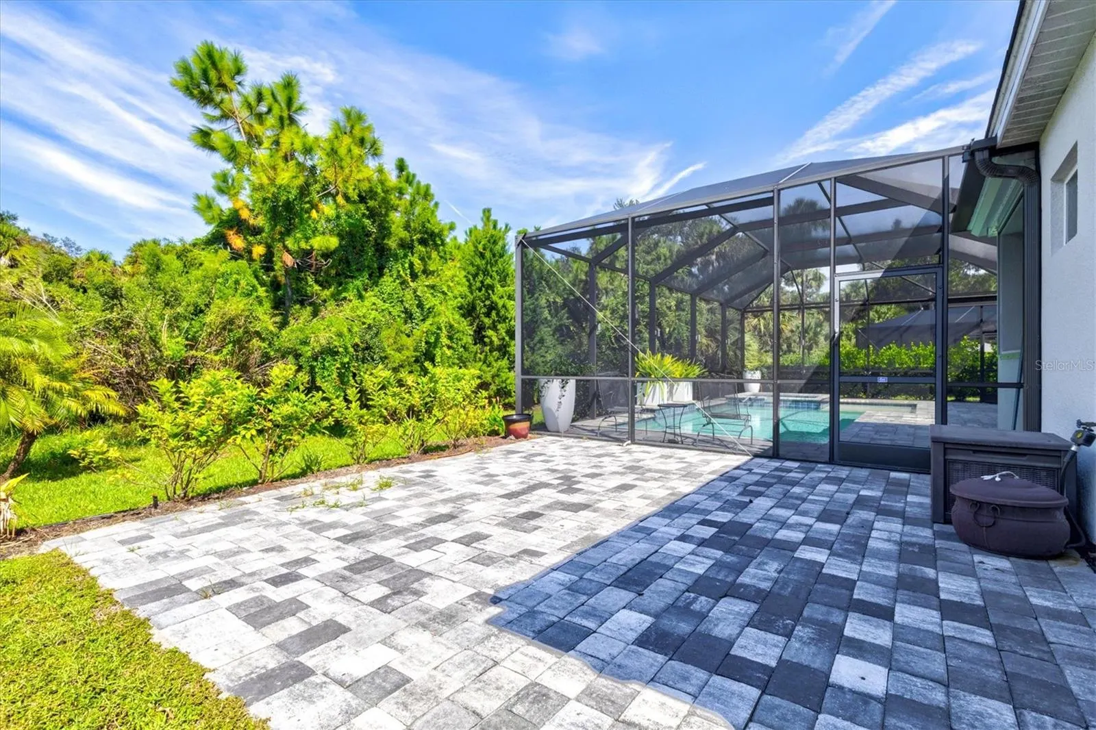 21221 HOLMES CIR