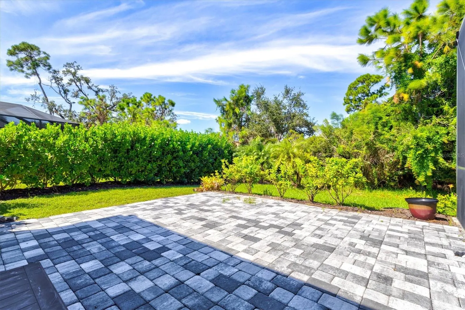 21221 HOLMES CIR