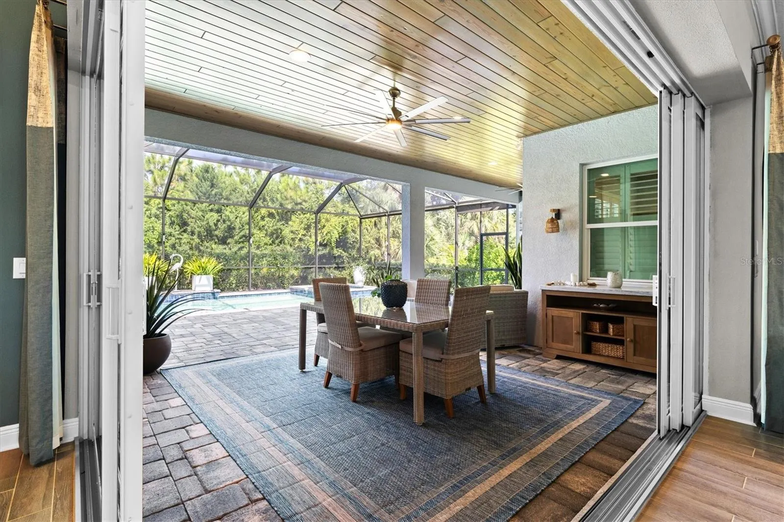 21221 HOLMES CIR