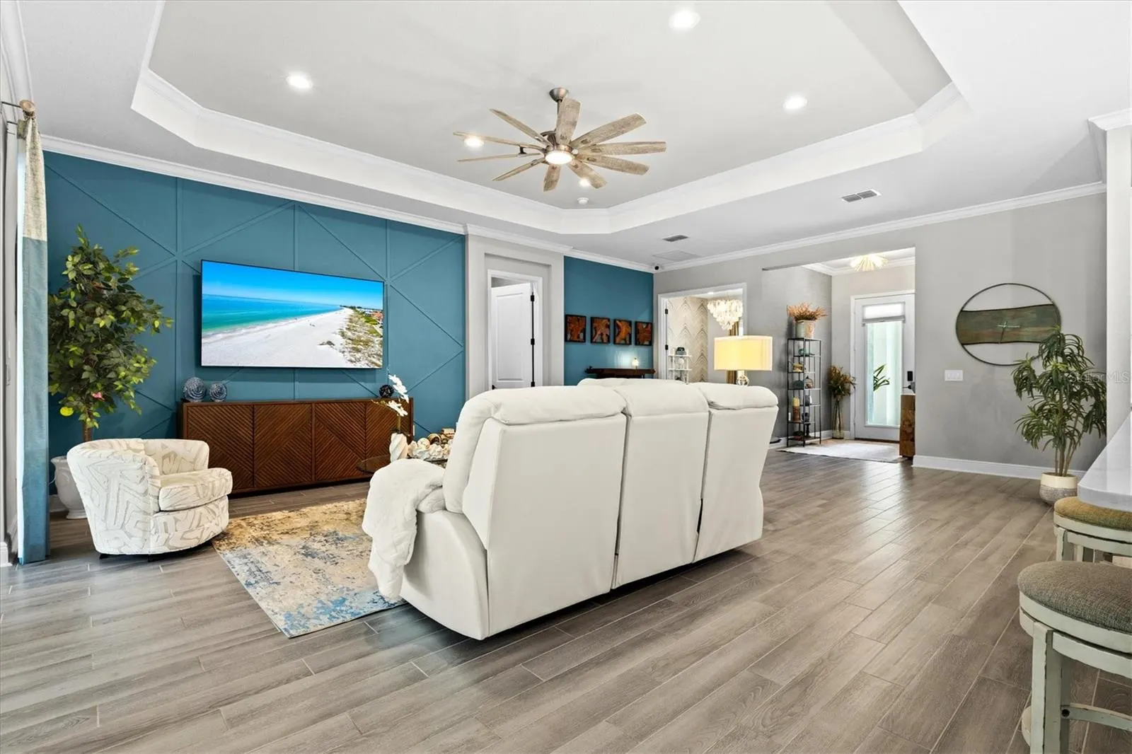 21221 HOLMES CIR