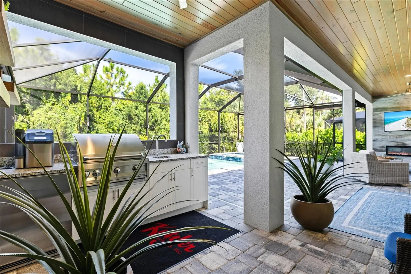 21221 HOLMES CIR