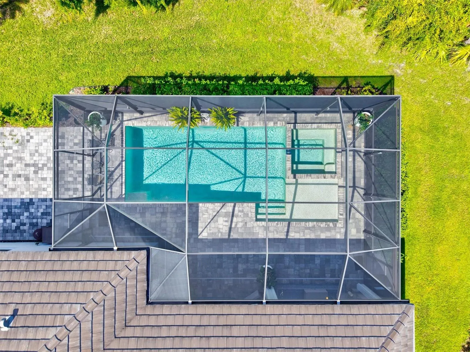 21221 HOLMES CIR