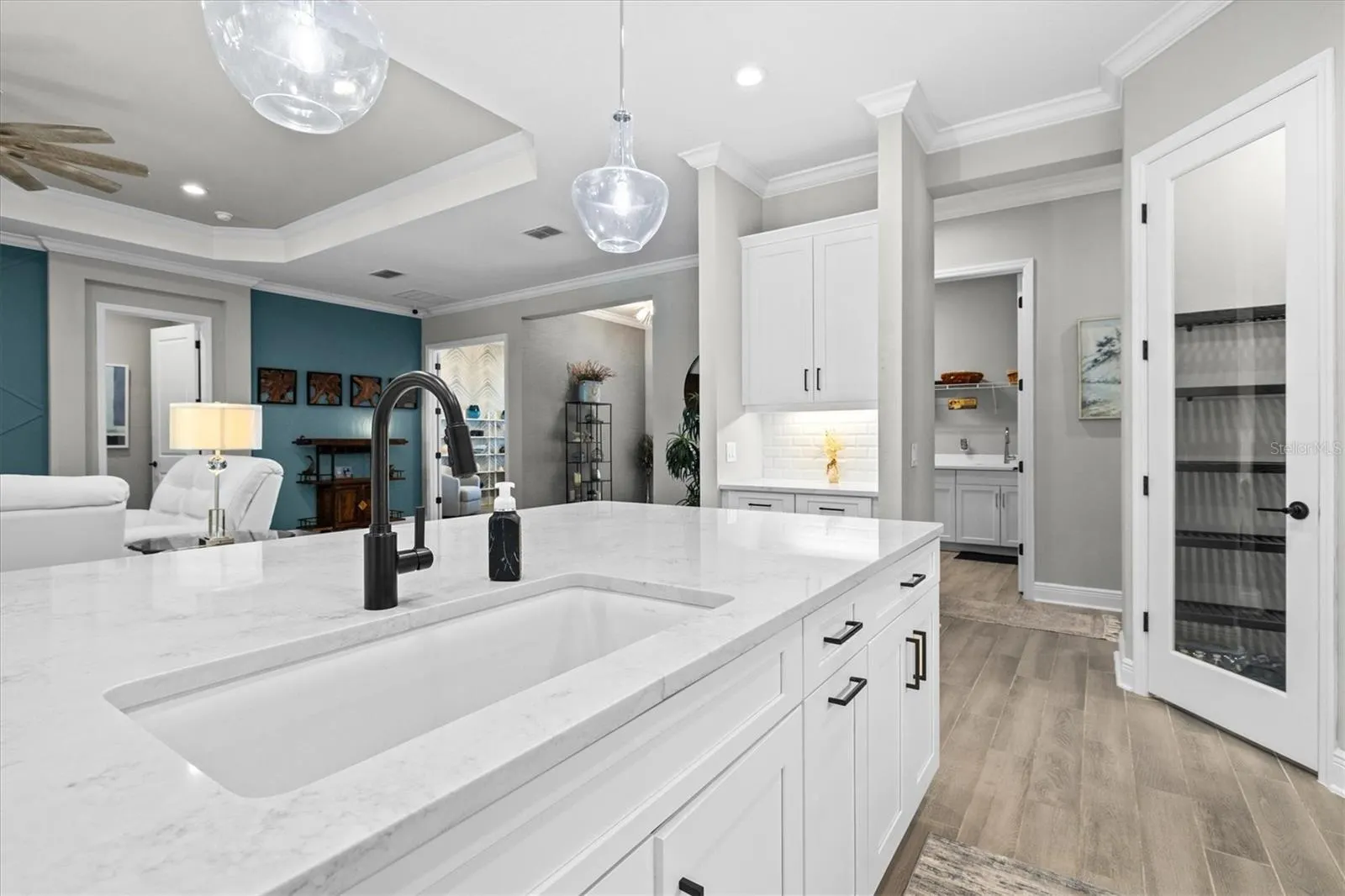 21221 HOLMES CIR