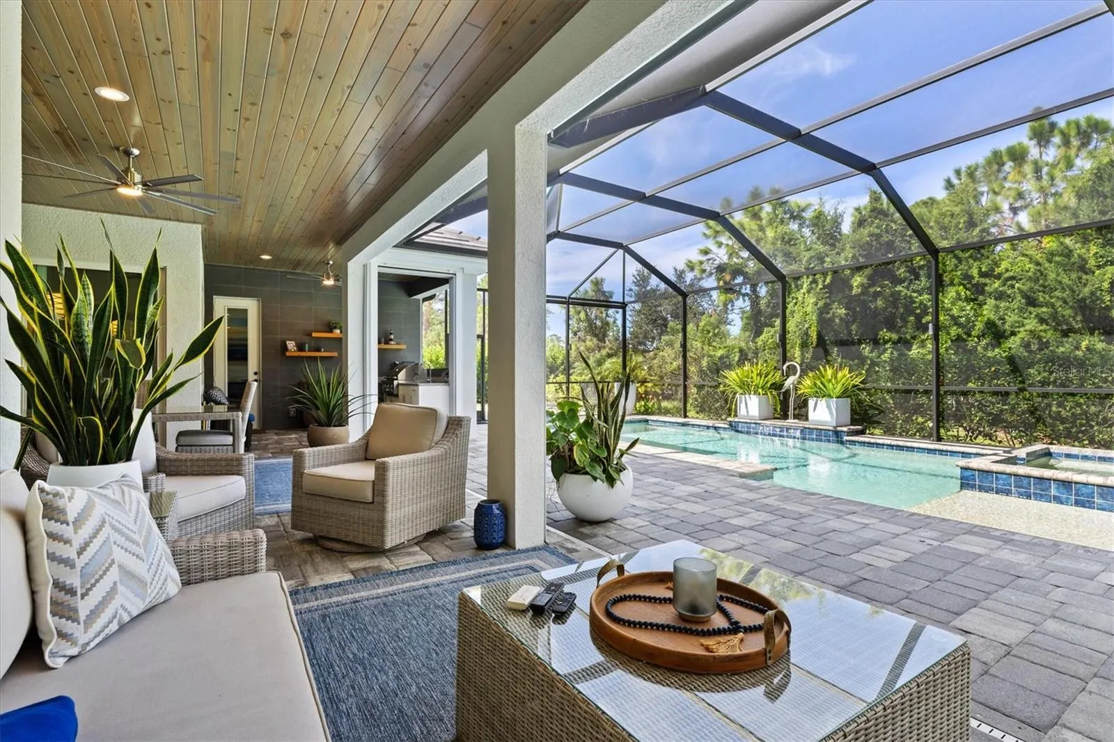 21221 HOLMES CIR