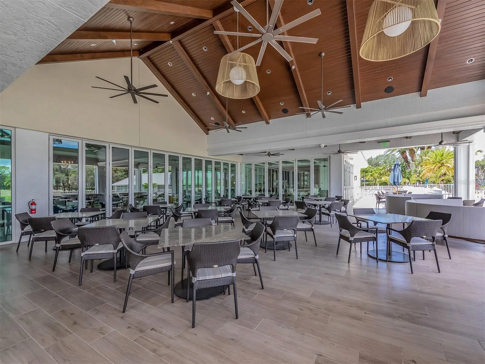 565 FALLBROOK DR