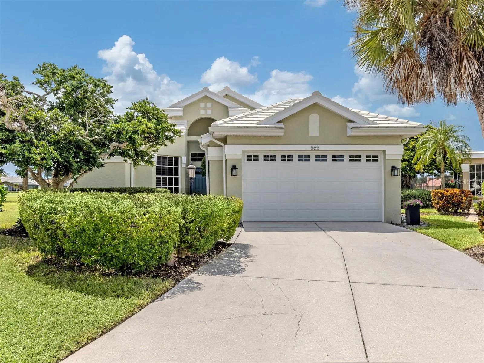 565 FALLBROOK DR