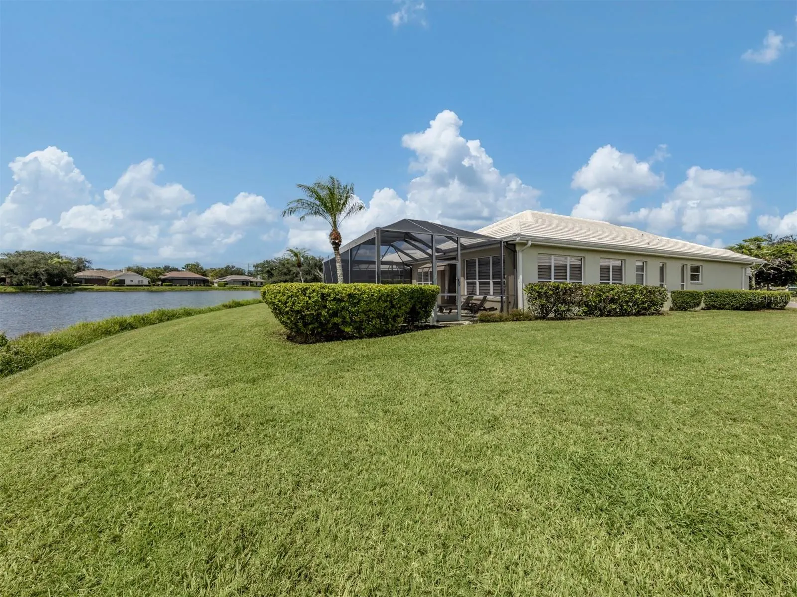 565 FALLBROOK DR