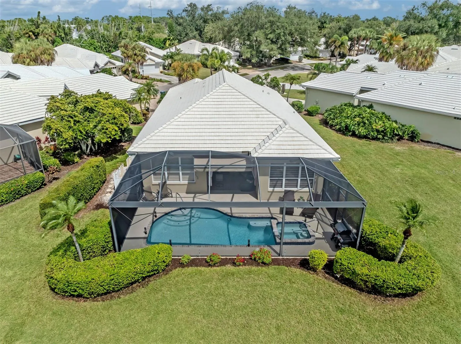 565 FALLBROOK DR