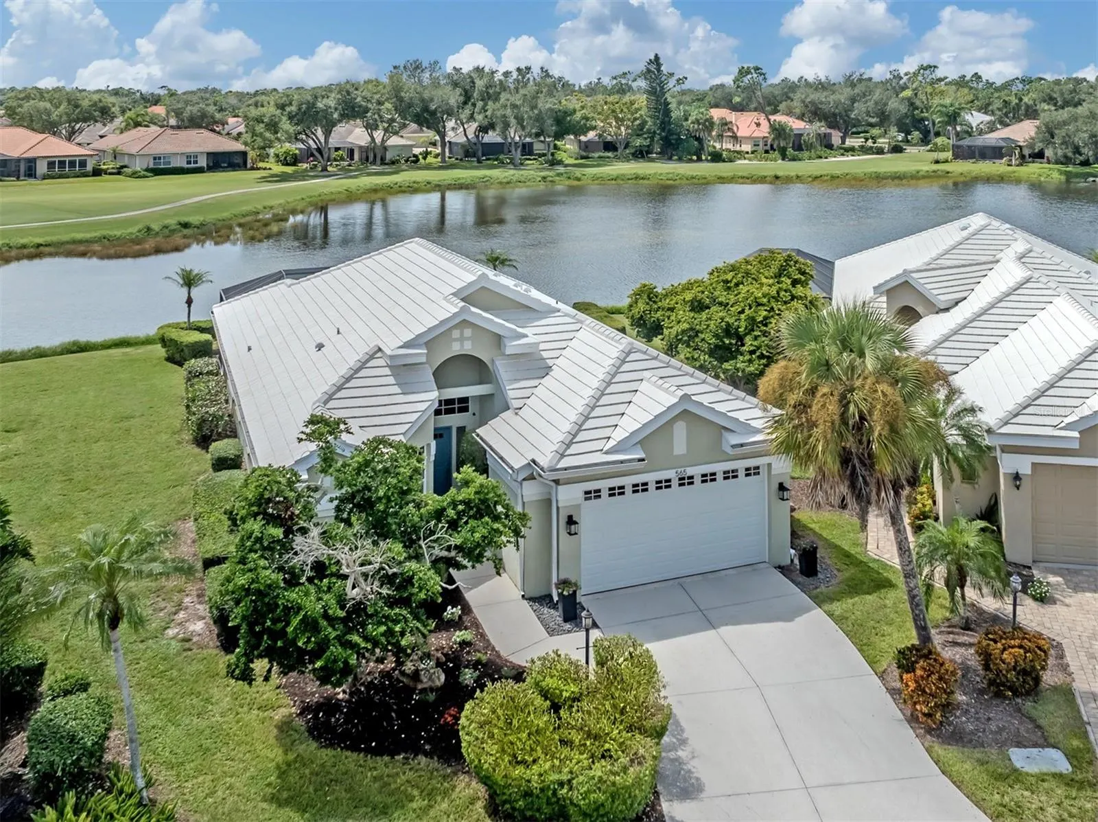 565 FALLBROOK DR