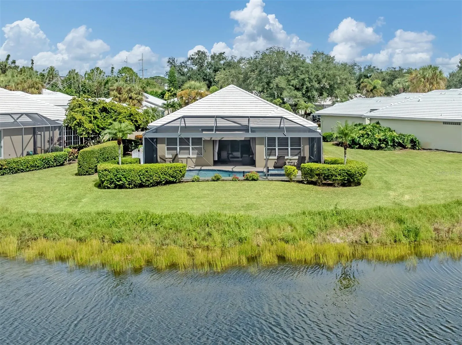 565 FALLBROOK DR