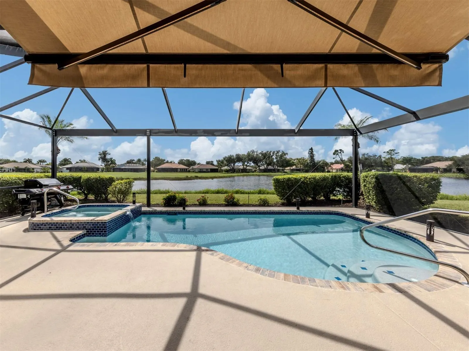 565 FALLBROOK DR