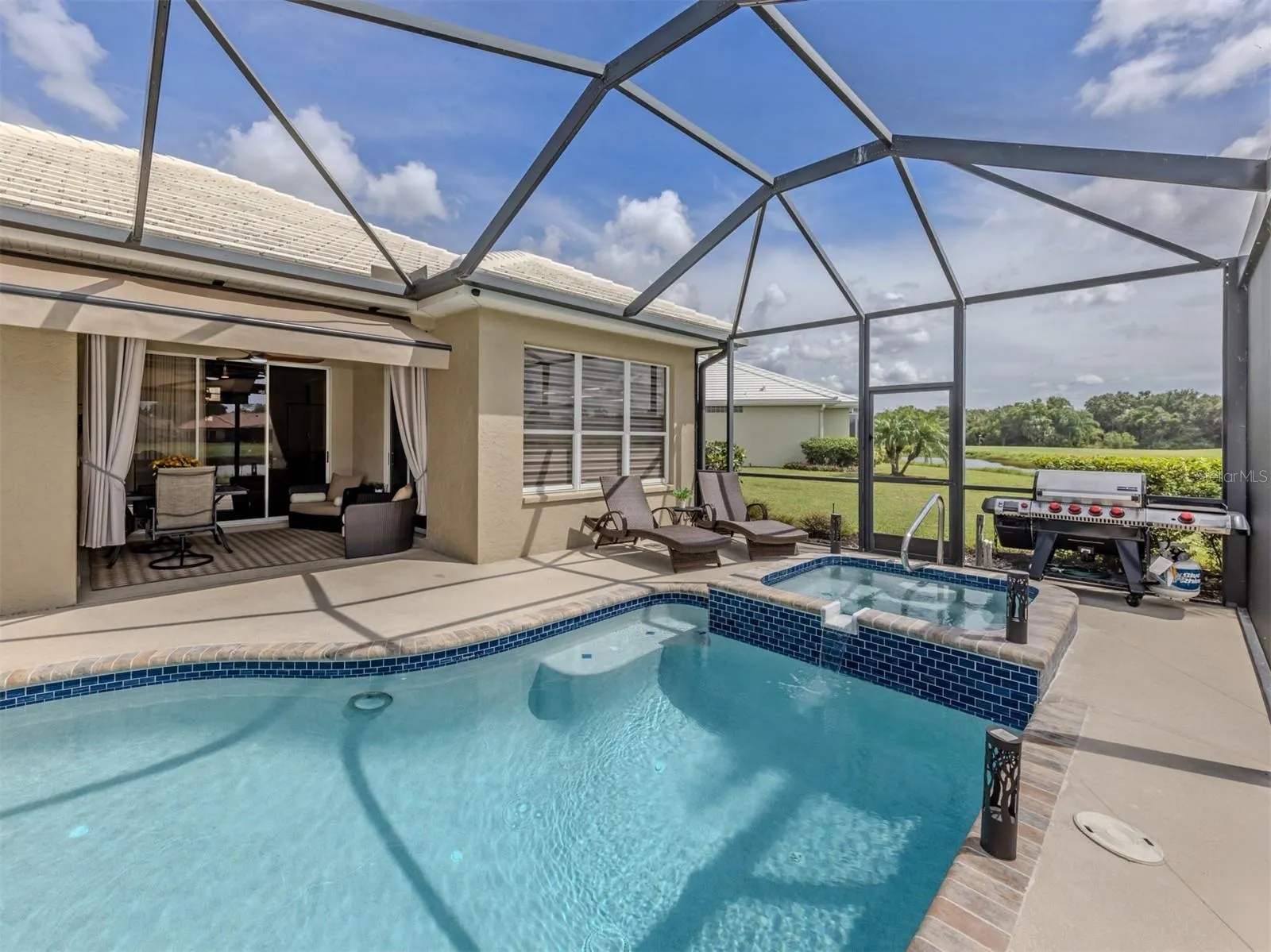 565 FALLBROOK DR